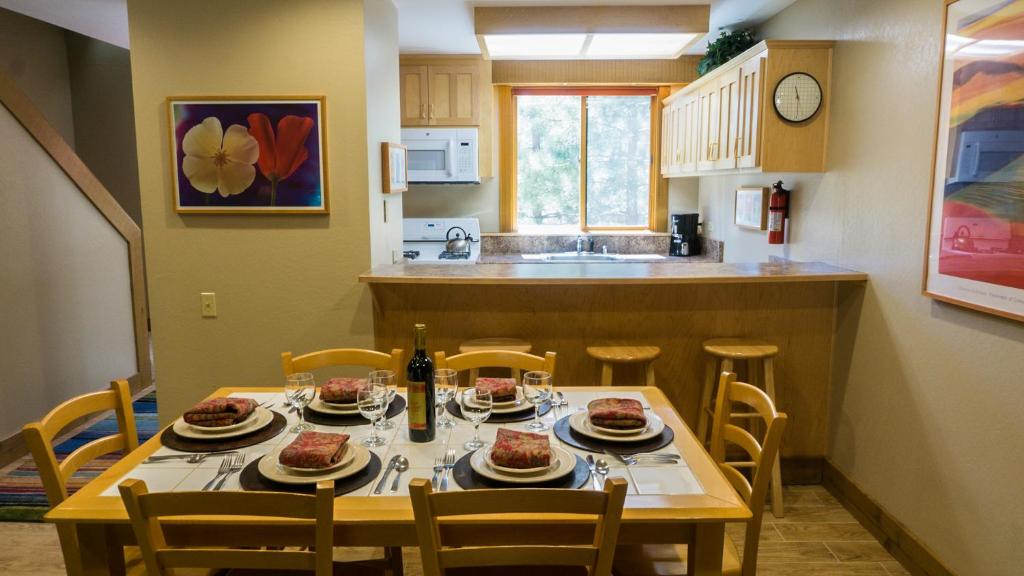 eine Küche mit Tisch und Stühlen mit Essen drauf in der Unterkunft Gold Bend 5022 in Truckee