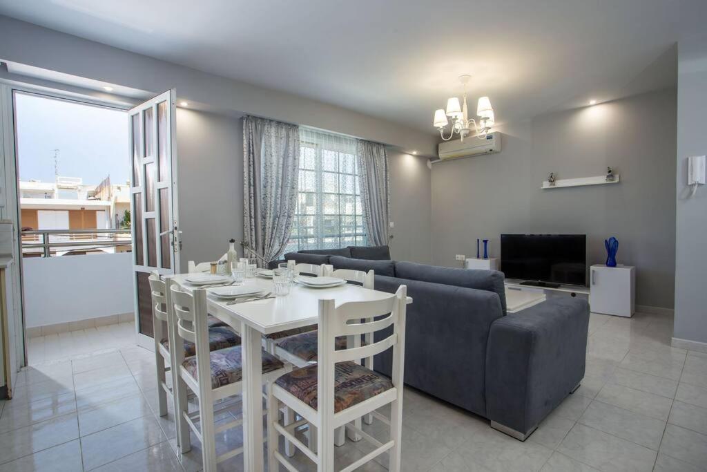 uma sala de estar com uma mesa e um sofá em Pelagia apartments in Ilha de Rhodes
