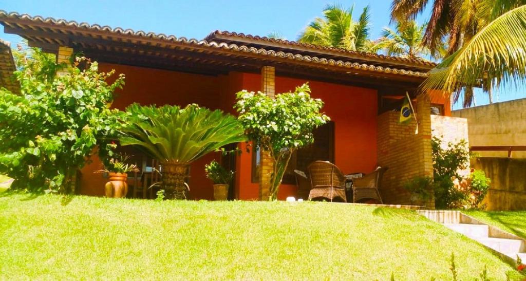 une maison avec un jardin en face dans l'établissement House Holiday Brasil Barra do Cunhau, à Barra do Cunhaú