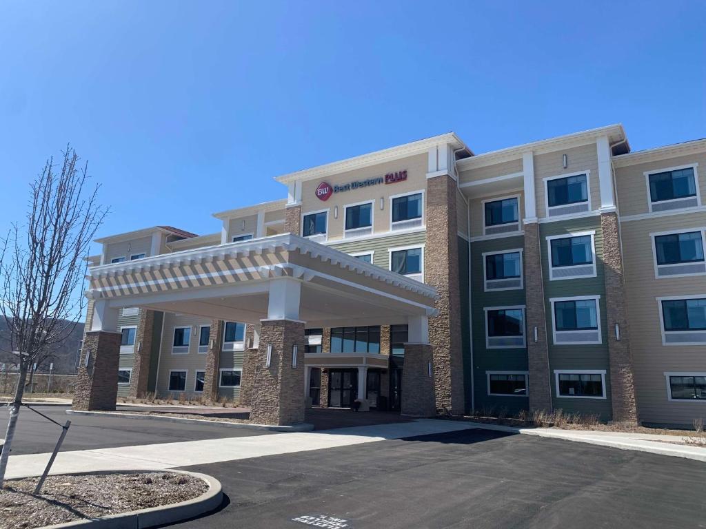 una representación de un edificio de hotel con aparcamiento en Best Western Plus Horseheads Inn & Suites, en Horseheads