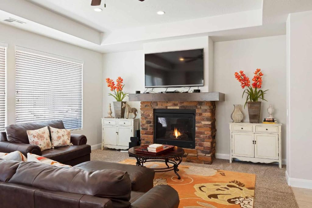 a living room with a couch and a fireplace at Pebble Beach Oasis home in Washington