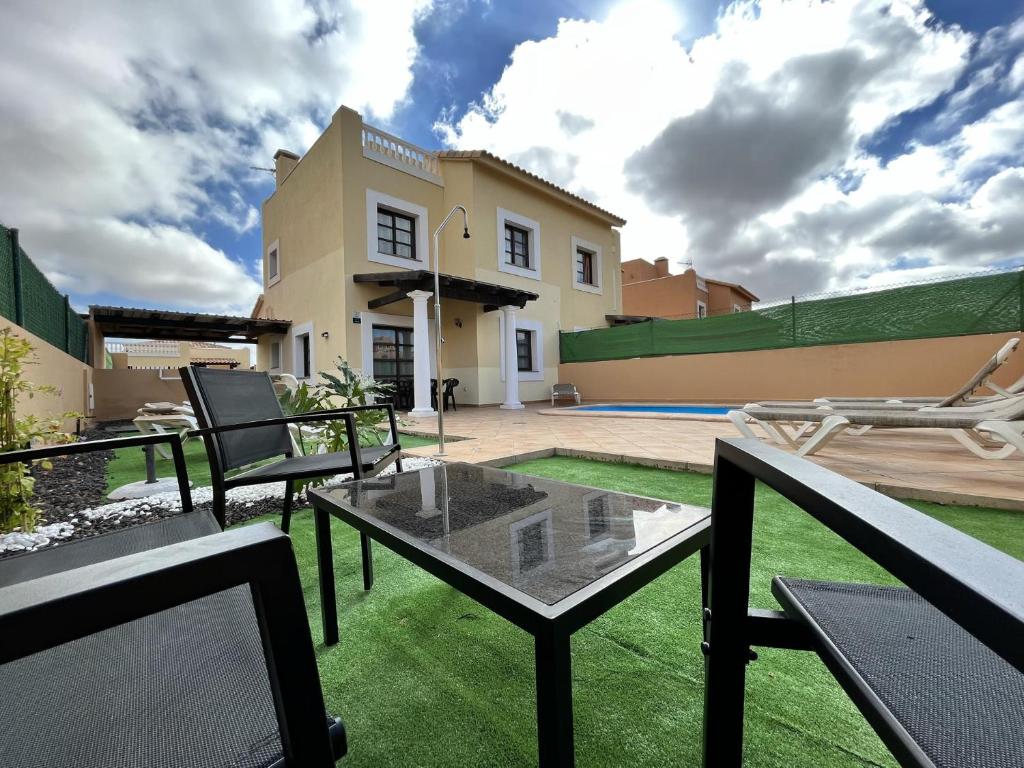 House - Sleeps 6 - Pool - Pet friendly