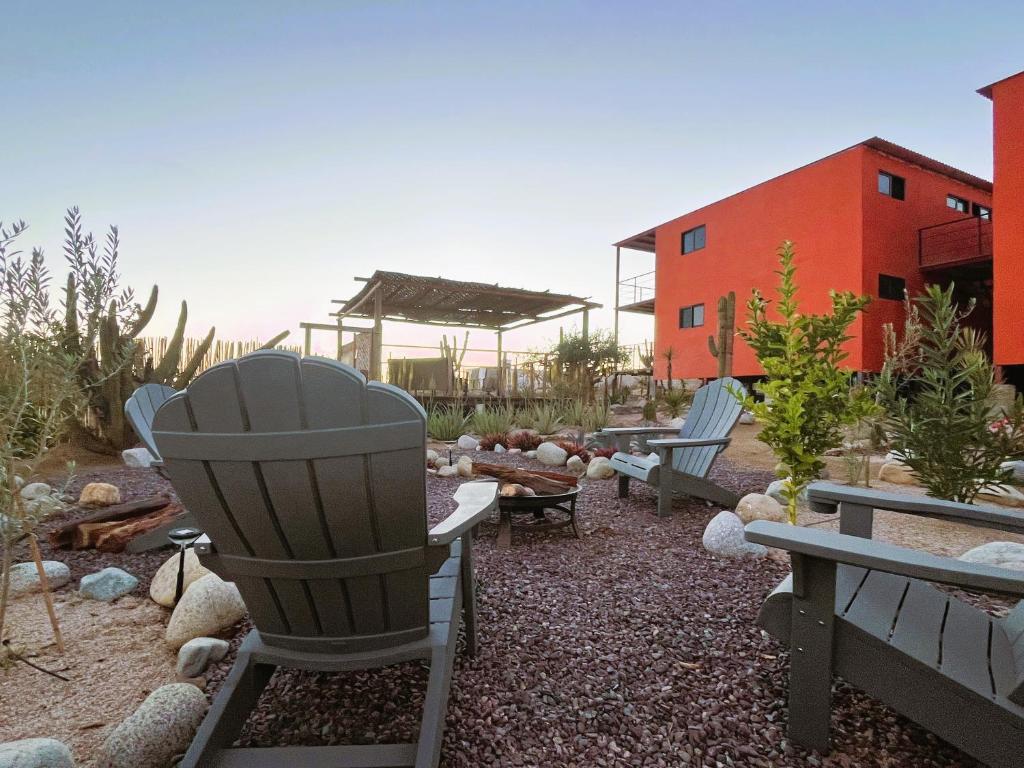 ein Hof mit Bänken und ein Gebäude mit einem Gebäude in der Unterkunft EXPERIENCE in Pescadero