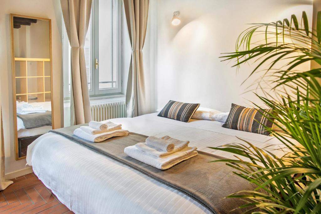1 dormitorio con 1 cama con toallas en La Maison, en Bérgamo