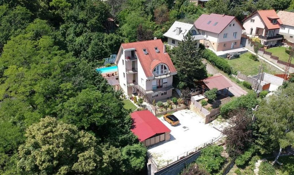 una vista aérea de una casa con techo rojo en Kerekhegy Vendégház, en Leányfalu