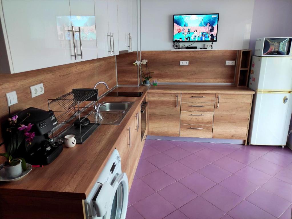 Virtuvė arba virtuvėlė apgyvendinimo įstaigoje Кирил и Методий Апартамент