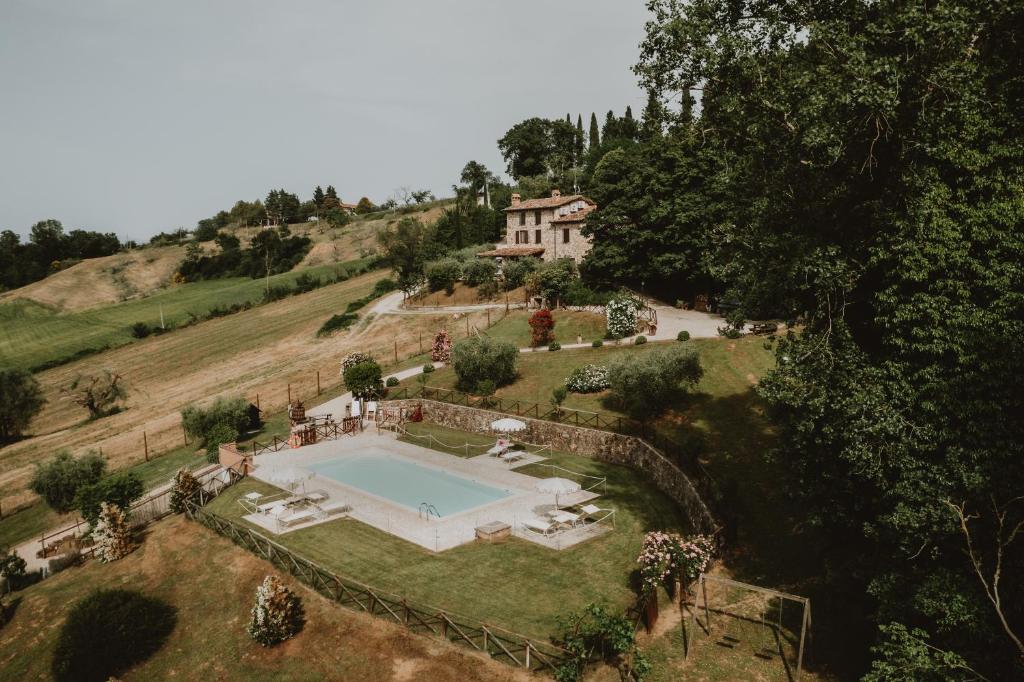 una vista aérea de una mansión con piscina en Agriturismo Tenuta Capitolini, en Collelungo