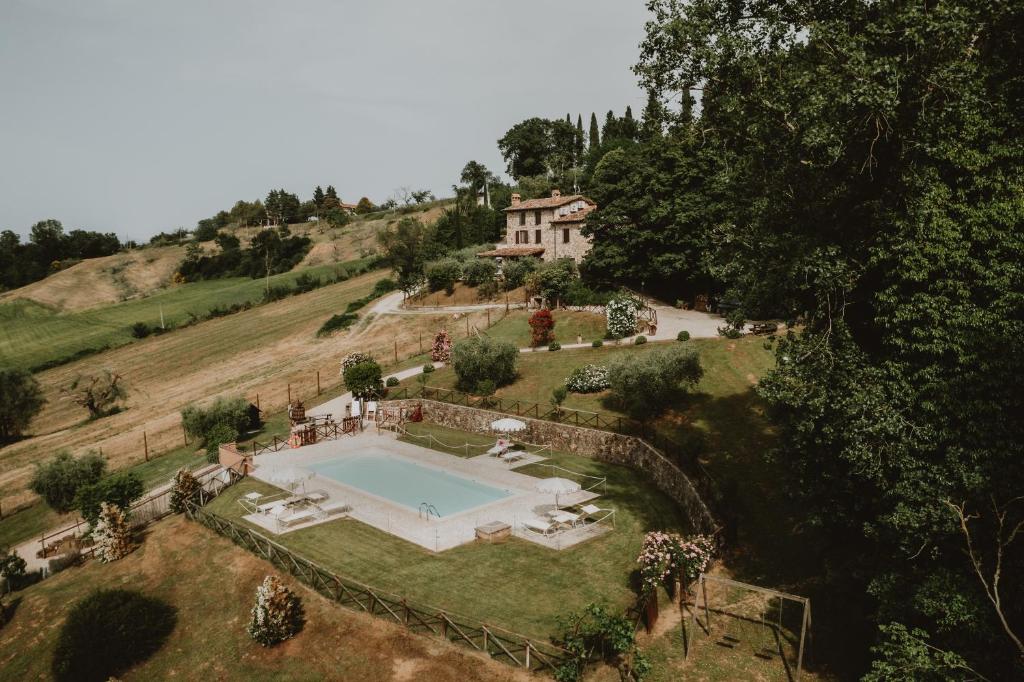Una vista aérea de una mansión con piscina. en Agriturismo Tenuta Capitolini, en Collelungo
