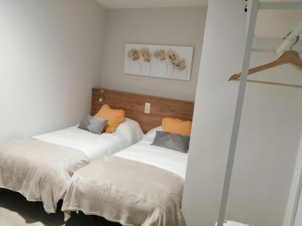- 2 lits dans une chambre aux murs blancs dans l'établissement CALDERON, à La Roda
