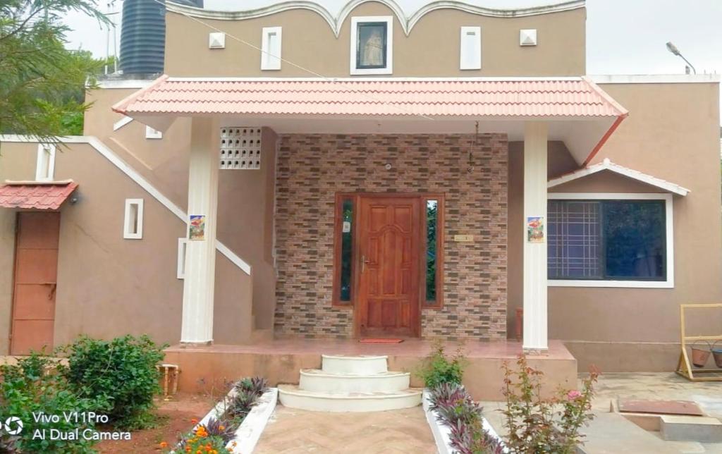 イェーラギリにあるyelagiri Golden Villaの赤い扉とレンガの家