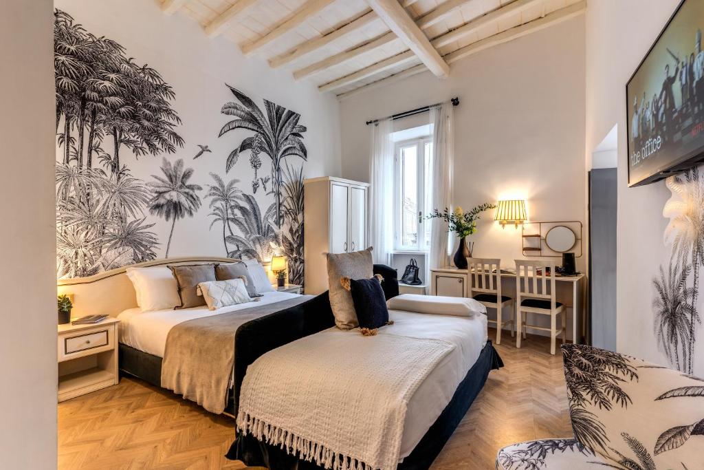 - une chambre avec deux lits, un bureau et une chaise dans l'établissement Baboon Room, à Rome