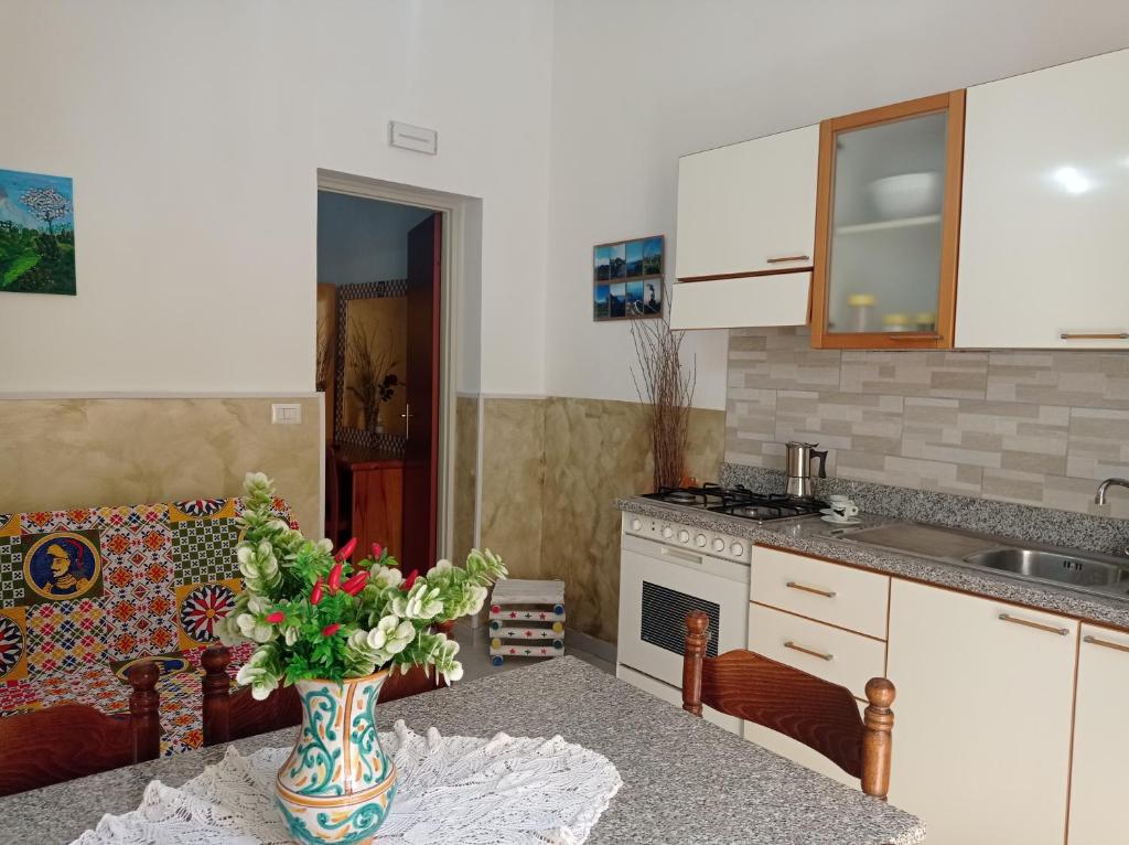 Mary Home - Casa Vacanza Taormina tesisinde mutfak veya mini mutfak