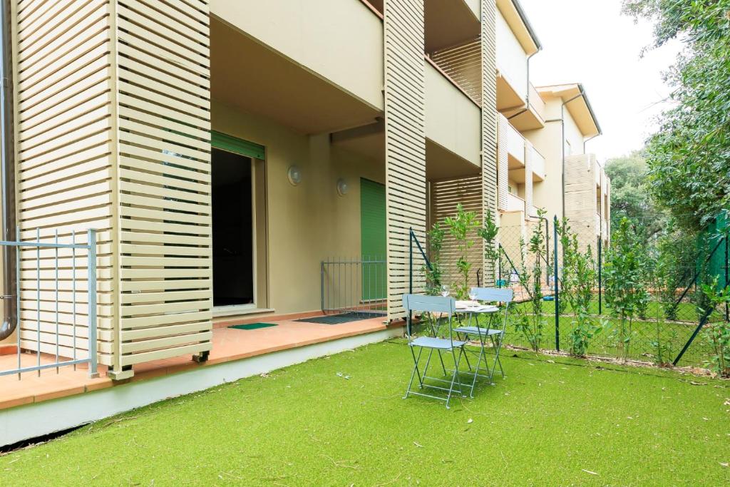 a patio with chairs and a table on the side of a building at Residence San Francesco in Tirrenia