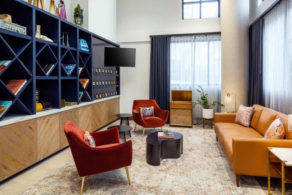 uma sala de estar com um sofá e cadeiras em Hotel Indigo Austin Downtown, an IHG Hotel em Austin
