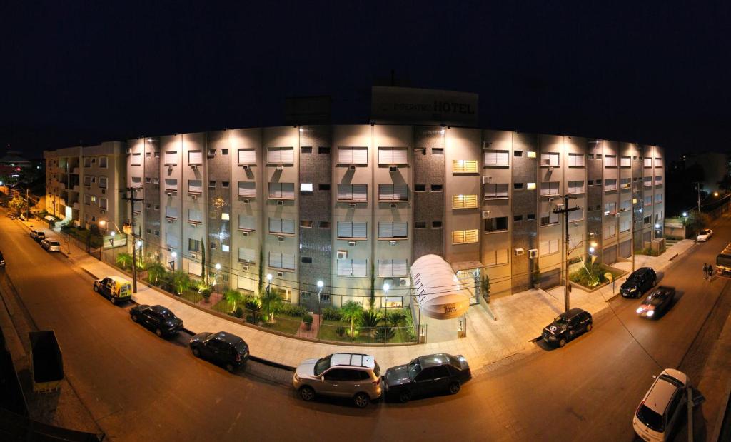 un gran edificio con coches estacionados frente a él en Tri Hotel Lajeado, en Lajeado