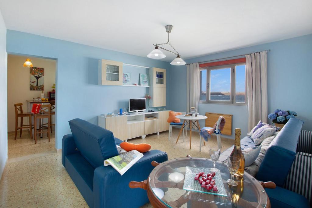 un soggiorno blu con divano e tavolo di Las Olas a Gáldar