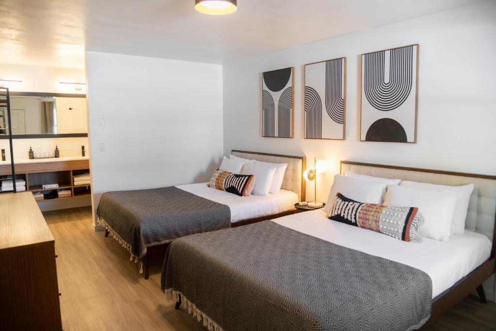 a hotel room with two beds in a room at High Creek Lodge and Cabins in Pagosa Springs