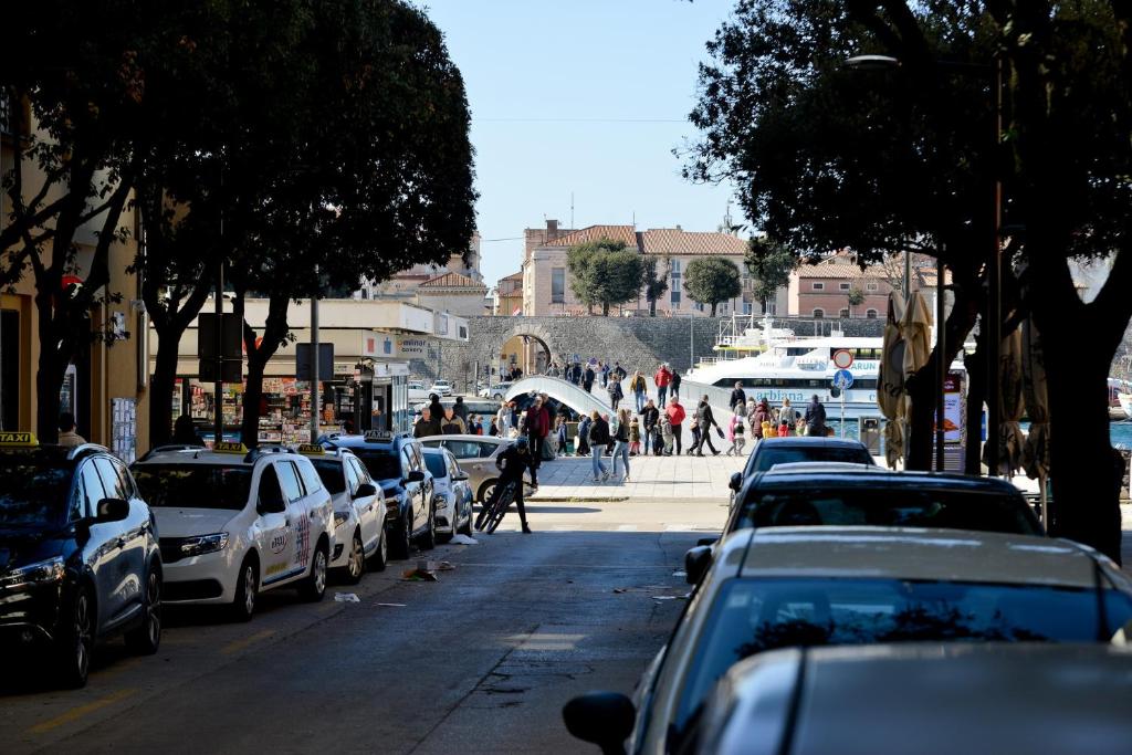 een straat met auto's aan de kant van de weg bij Apartment Rocky II in Zadar