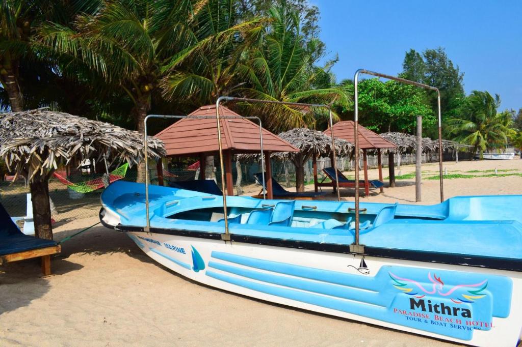 Bazén v ubytování Mithra Paradise Beach Hotel nebo v jeho okolí