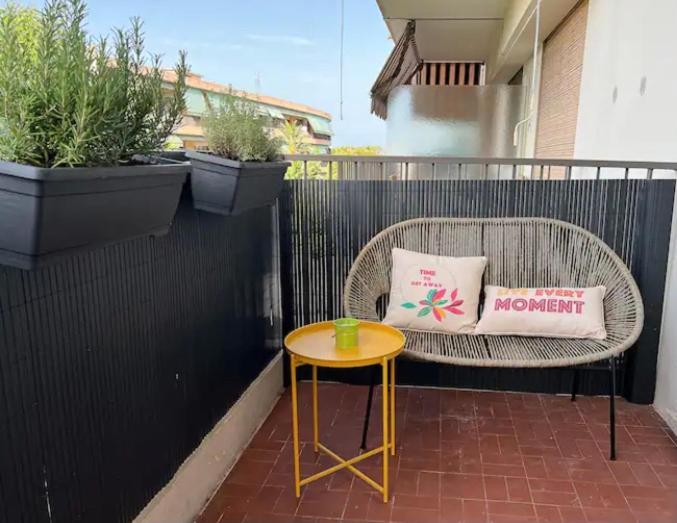 une chaise et une table sur un balcon avec un oreiller dans l'établissement Sweet Home, à Antibes