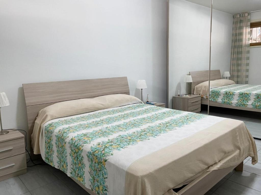 阿齊·卡斯特羅的住宿－Reef house，一间卧室配有一张大床,床上有毯子