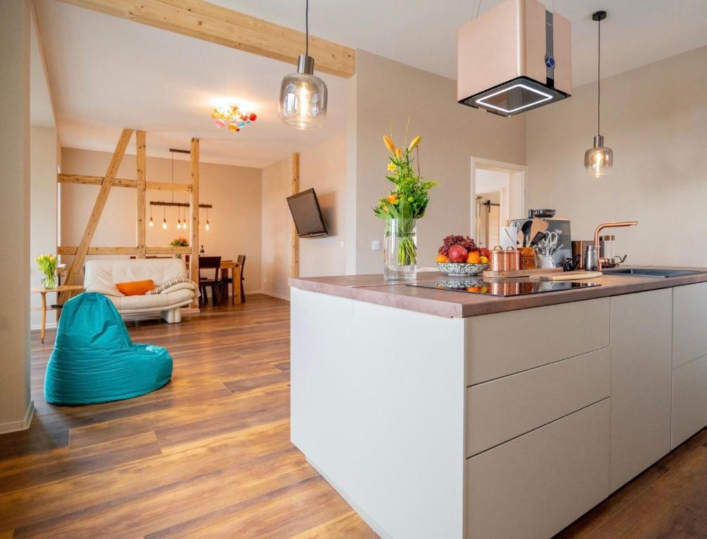 une cuisine avec un comptoir et un salon dans l'établissement CHALET627, à Braunlage
