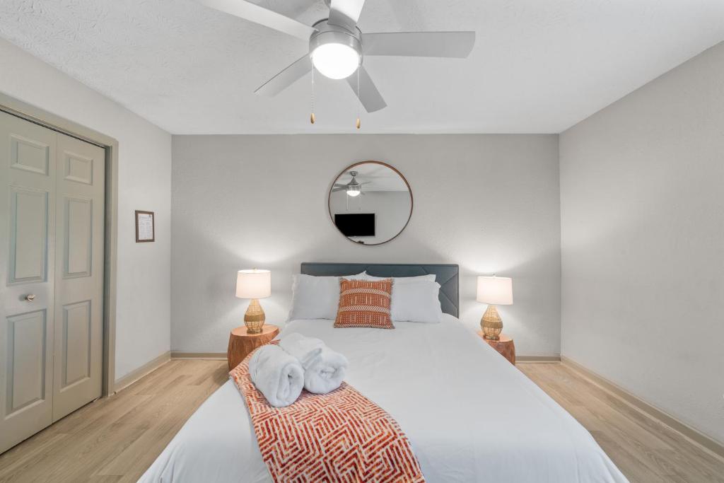 a bedroom with a white bed with two lamps at Boho Chic 2bedroom walking distance to the Battery in Atlanta