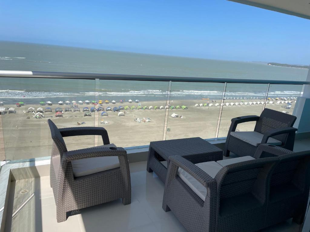 balcón con sillas y vistas a la playa en Apartamento 2BR - PortoVento 1108 en Cartagena de Indias