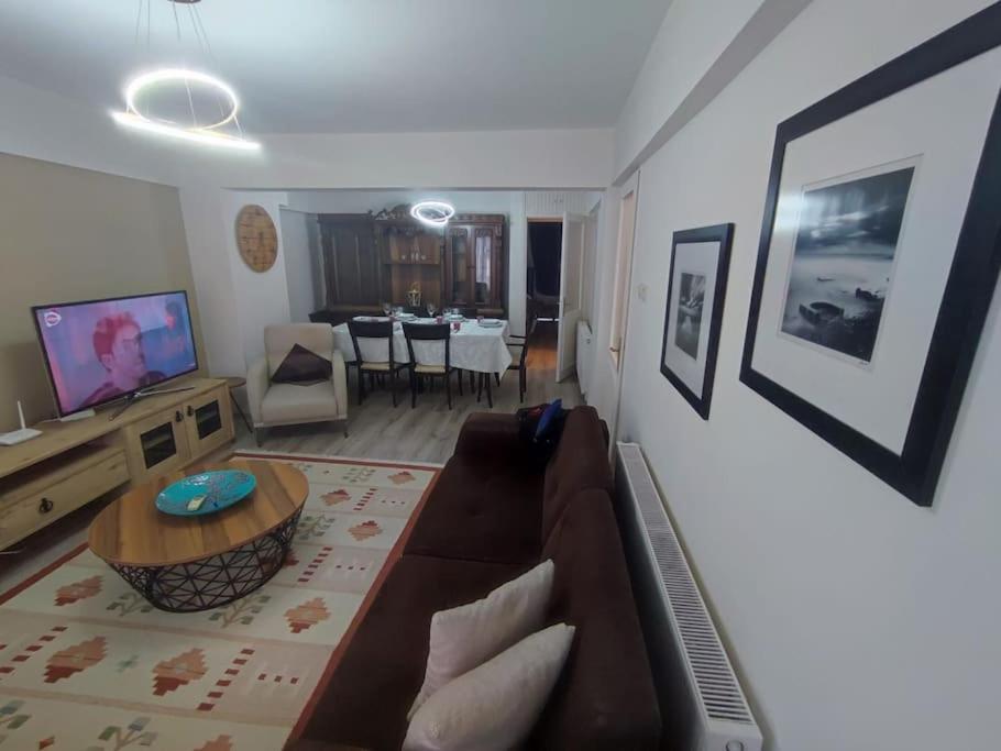 ein Wohnzimmer mit einem Sofa und einem Tisch in der Unterkunft happymodernhouse konforlu evimiz in Marmaris