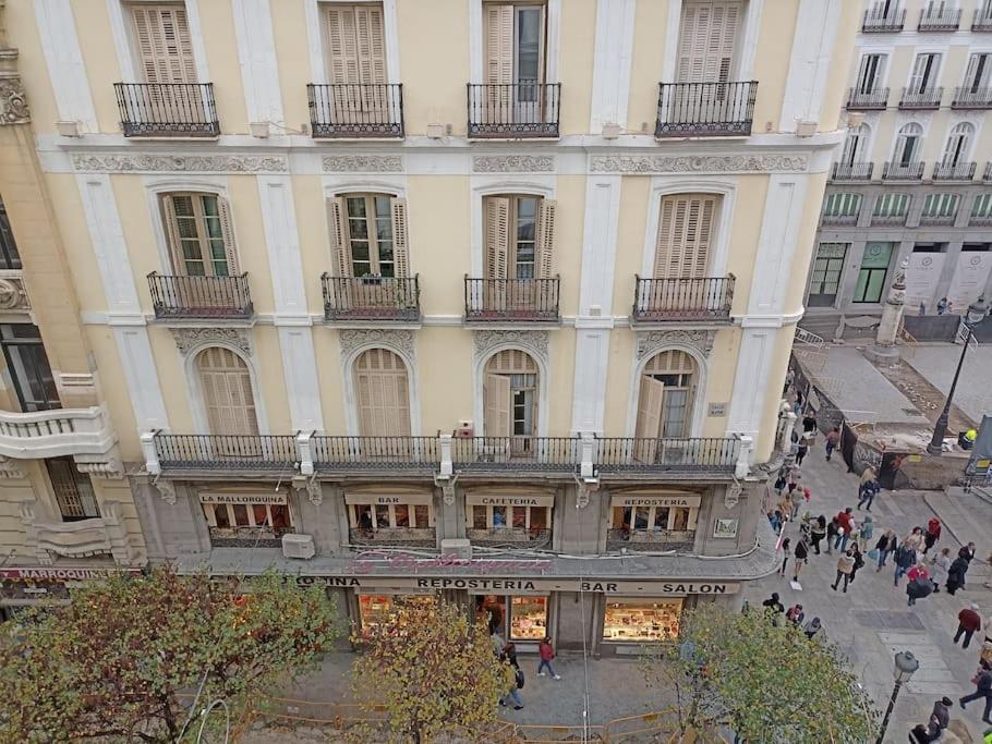 um grande edifício com pessoas andando na frente dele em Apartamento en el centro de Madrid!! em Madri