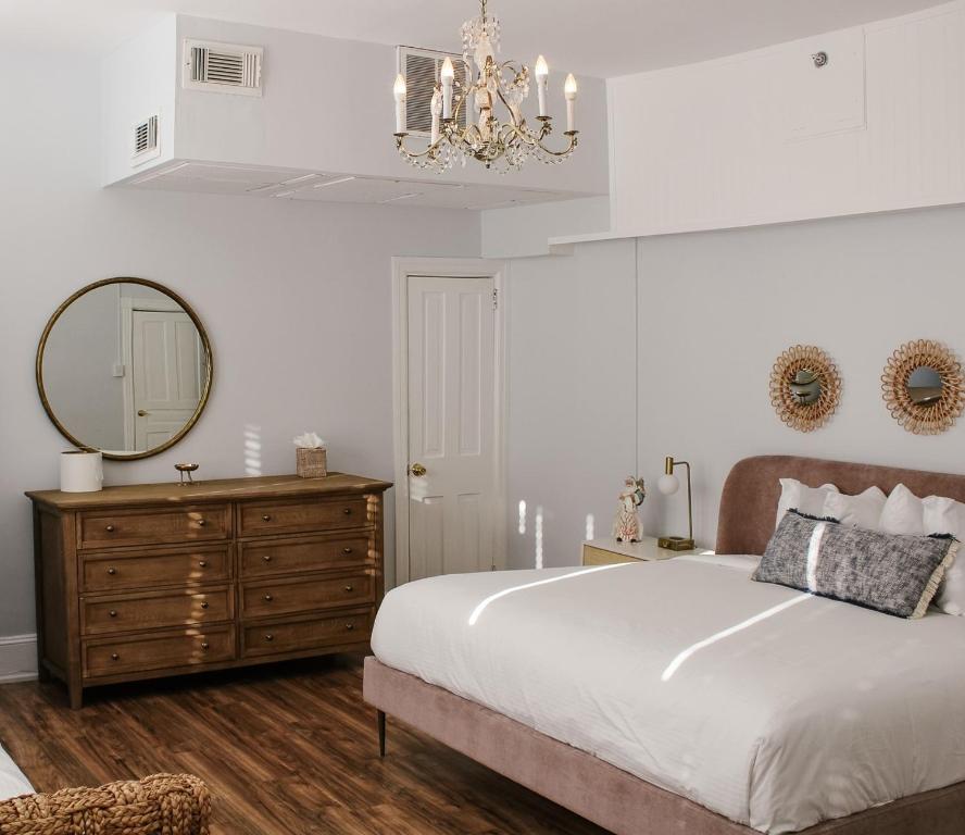 um quarto com uma cama, um espelho e uma cómoda em The Inn Of Cape May em Cape May