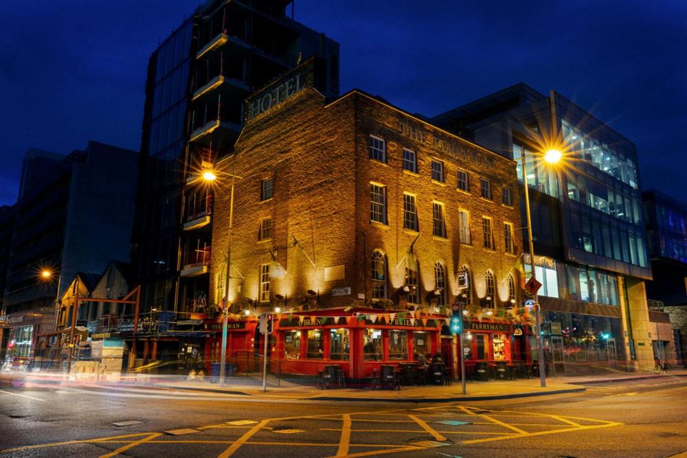 a building on the corner of a street at night at The Ferryman Townhouse in Dublin
