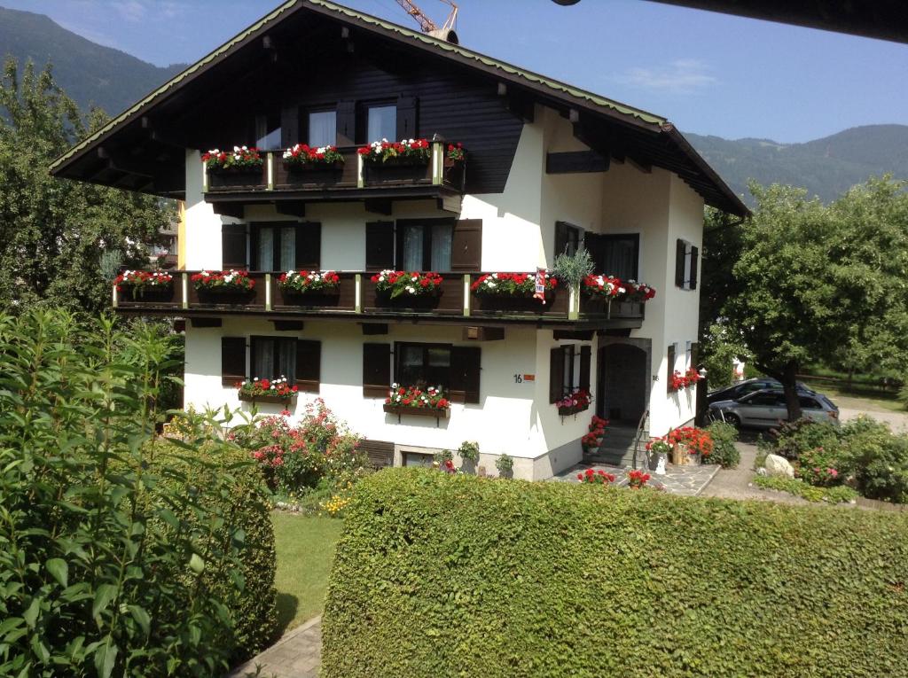 una casa blanca con flores en las ventanas en Tirol-Haus Irma en Fügen