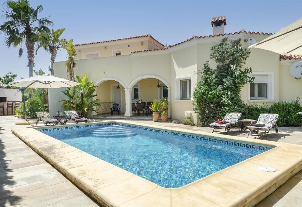 ein Swimmingpool vor einem Haus in der Unterkunft Vista Panorámica in Benitatxell