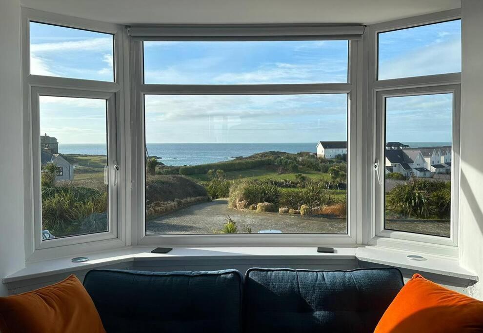 ein Wohnzimmer mit einem großen Fenster mit Meerblick in der Unterkunft Lagoon View - Sea View- Pet Friendly - 2 Bed Apt - En-suite in Trearddur