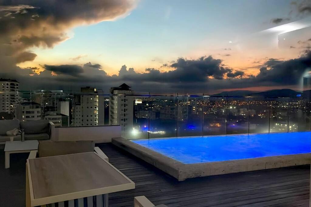 einem großen Pool auf einem Gebäude mit Skyline der Stadt in der Unterkunft Suites Room Soha II in Santiago de los Caballeros