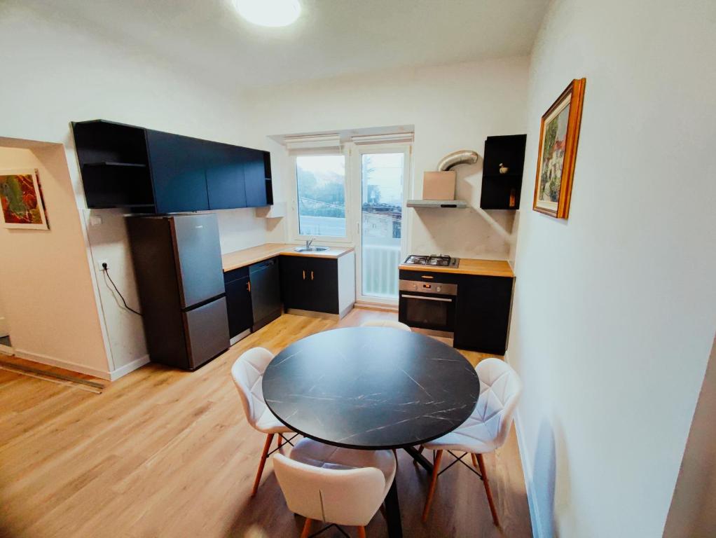 uma cozinha com mesa e cadeiras num quarto em Apartment Luan em Zadar