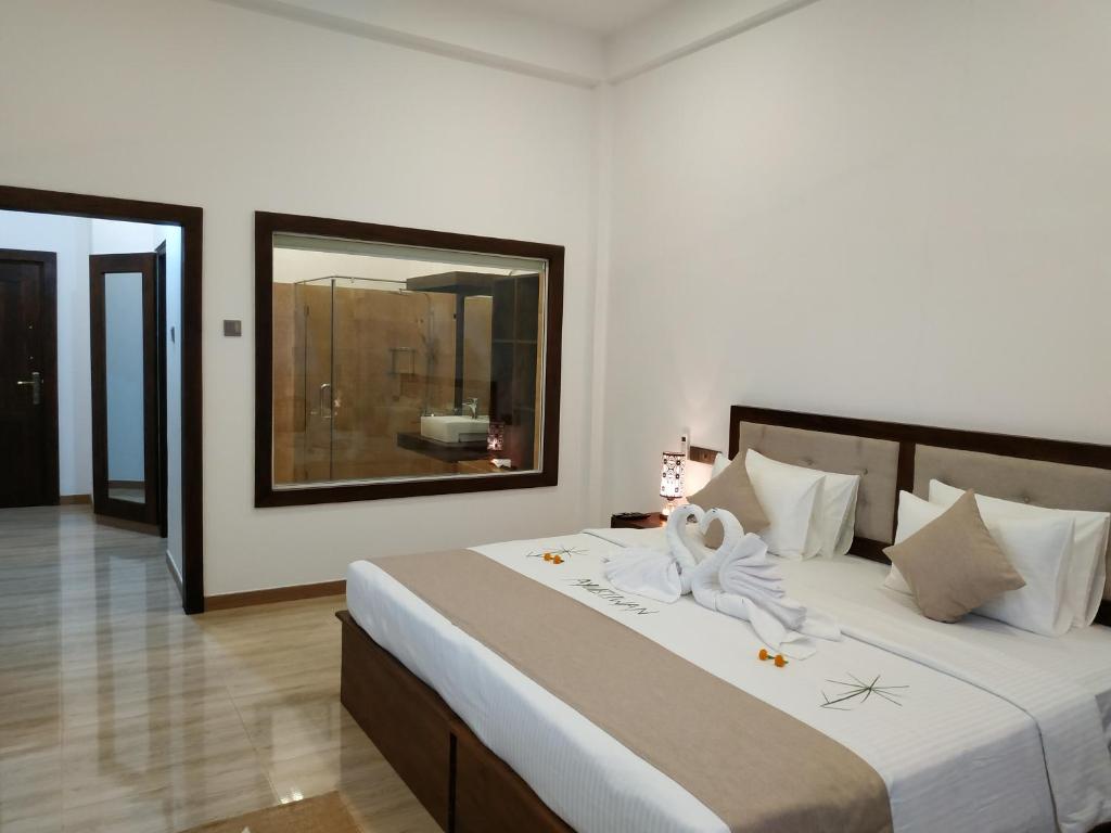Postel nebo postele na pokoji v ubytování Sigiriya Cashew Palace Resort