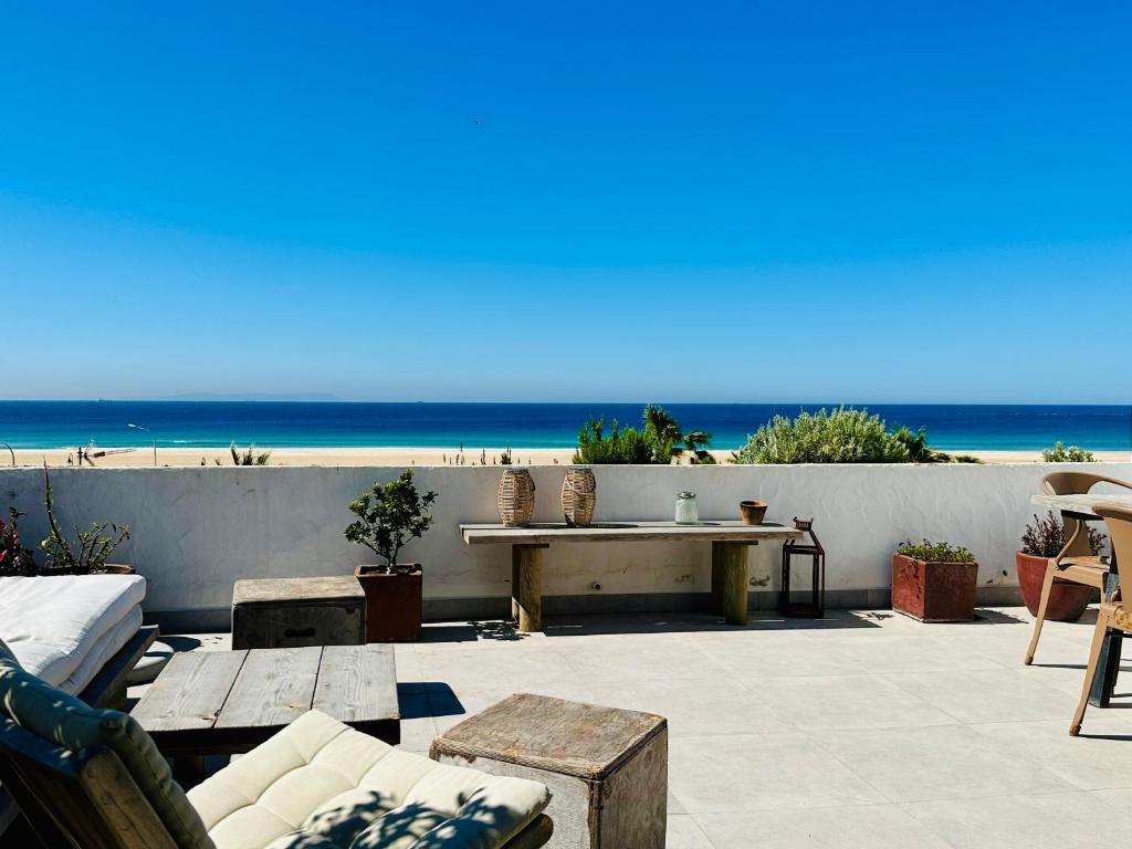 patio con mesa y vistas a la playa en Los Lances Beach Apartments, en Tarifa
