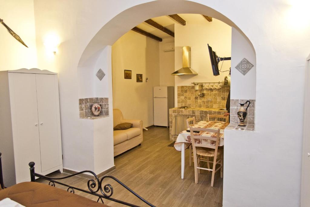 una sala de estar con un arco y una mesa en Sparta, en Taranto