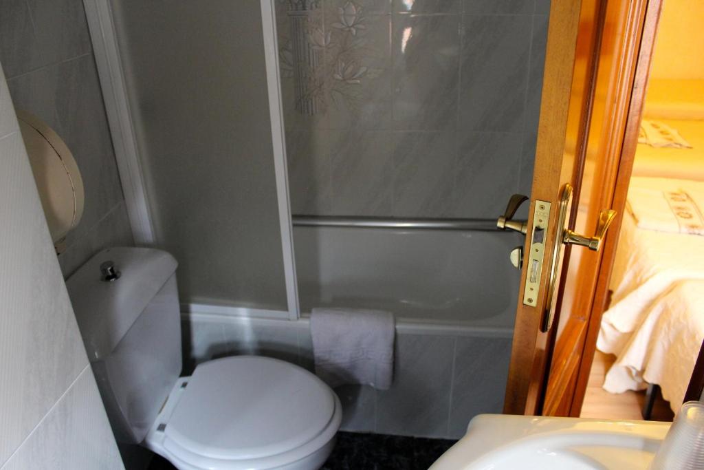 Hostal De La Torre Hostal Economico - Standard Quadruple Room