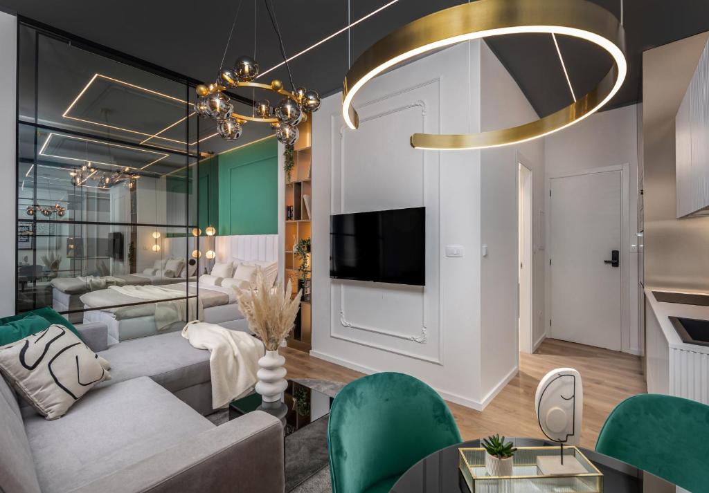 un soggiorno con divano e TV di Dream Fiumara Apartments a Fiume (Rijeka)
