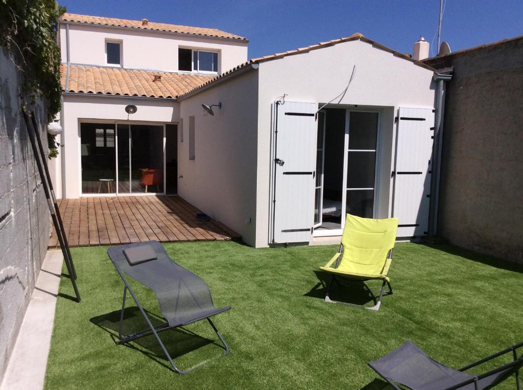 a backyard with two chairs and a lawn at Villa St. Georges in La Rochelle