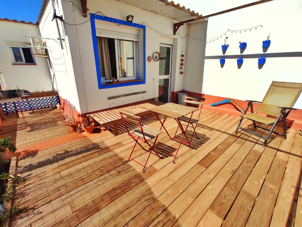 un patio con mesa y sillas en una terraza en Dos Aguas, en Ayamonte