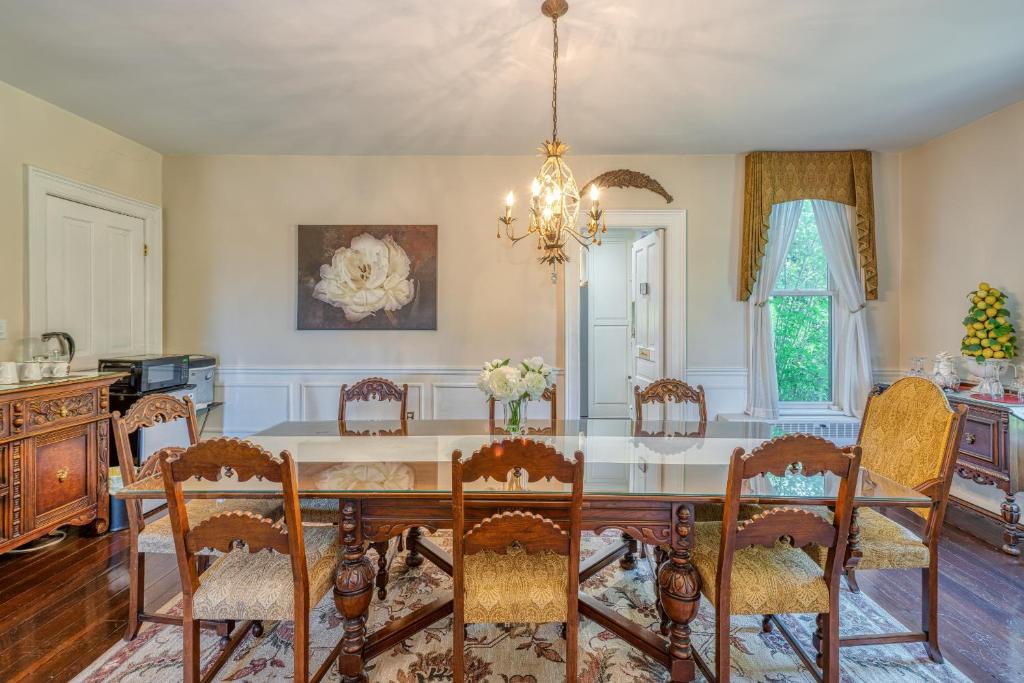 Monroe Manor Inn photo