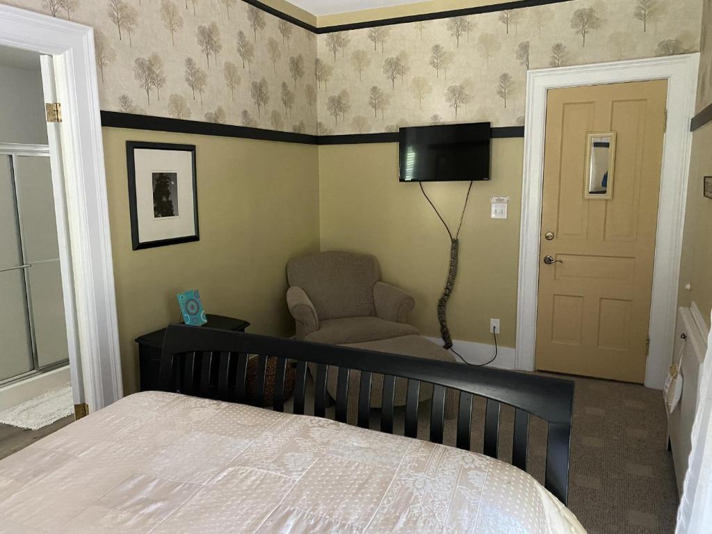 Monroe Manor Inn - Queen Room