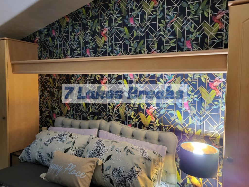 1 dormitorio con litera y pared con mural en 7 Lakes Breaks at 7 Lakes Country Park, en Crowle