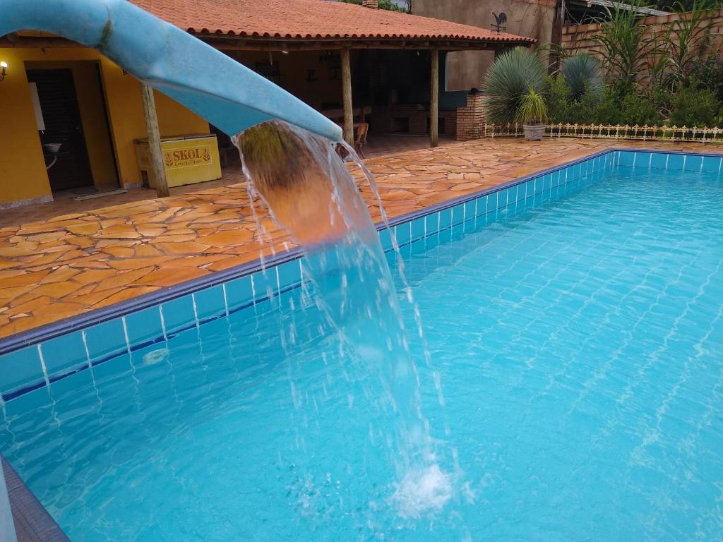 a water fountain in a swimming pool at Sítio Descanso E Natureza Igarapé - 20km Inhotim in Igarapé