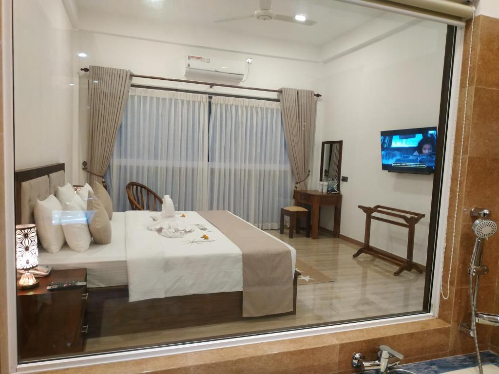 TV a/nebo společenská místnost v ubytování Sigiriya Cashew Palace Resort