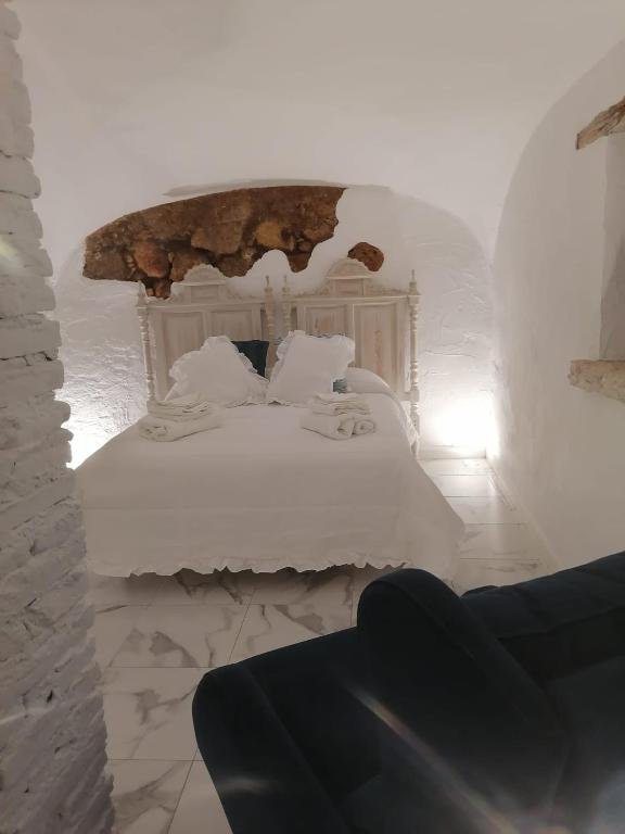 1 dormitorio con 1 cama blanca en una habitación en Almodovar alojamientos 1 en Almodóvar del Río